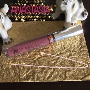 - 💋Anastasia Beverly Hills Lipstick
